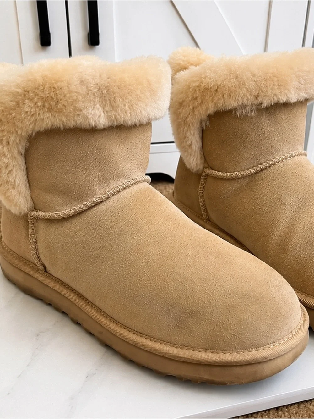 UGG Classic Mini II Chestnut Suede Sheepskin Boots Women’s Size 8